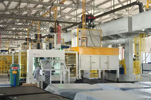 供熱汽車內(nèi)飾壓模機(jī)